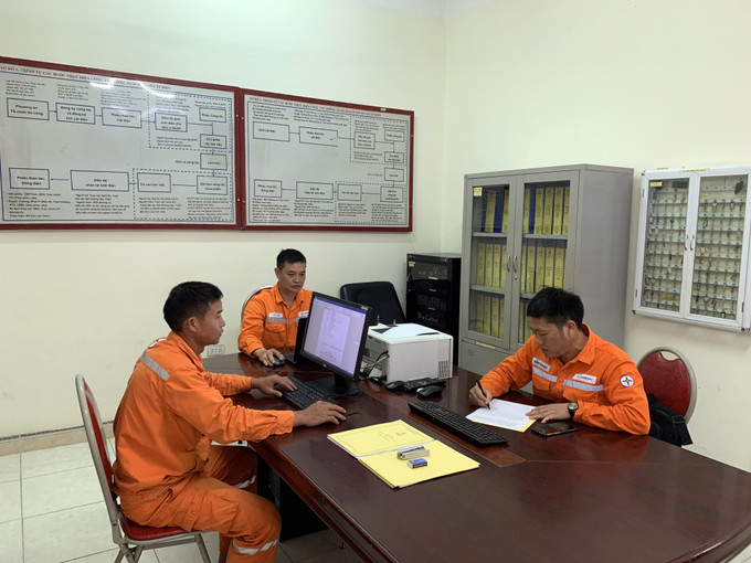 Cán bộ điện lực huyện Mường La sẵn sàng phương án trực 24/24 trong mùa mưa lũ. Ảnh: Hữu Quyết – TTXVN Sơn La chủ động phương án cấp điện trong mùa mưa lũ ảnh 5