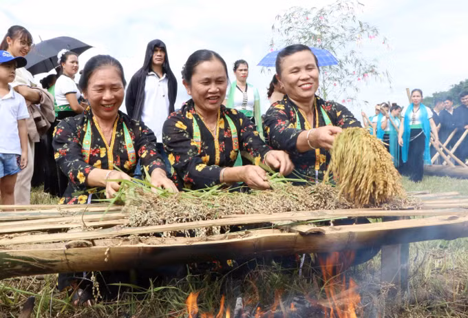 Bảo tồn nét độc đáo trong Lễ hội Cốm mới của người Thái ở Lai Châu ảnh 12