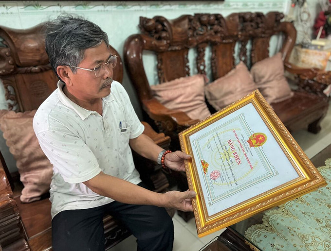 Ông Nguyễn Thanh Hùng (sinh năm 1960), xã Đức Nhuận, huyện Mộ Đức, tỉnh Quảng Ngãi với những bằng khen, giấy khen đã đạt được. Ảnh: Đinh Hương - TTXVN Lão nông Nguyễn Thanh Hùng tiên phong đưa cơ giới hóa vào sản xuất nông nghiệp ảnh 2