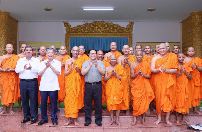 Thủ tướng Phạm Minh Chính với các hoà thượng, thượng toạ và chư tăng Hội Đoàn kết sư sãi yêu nước tỉnh Trà Vinh. Ảnh: Dương Giang-TTXVN Thủ tướng Phạm Minh Chính chúc mừng đồng bào Khmer nhân Lễ Sene Dolta năm 2023 ảnh 2