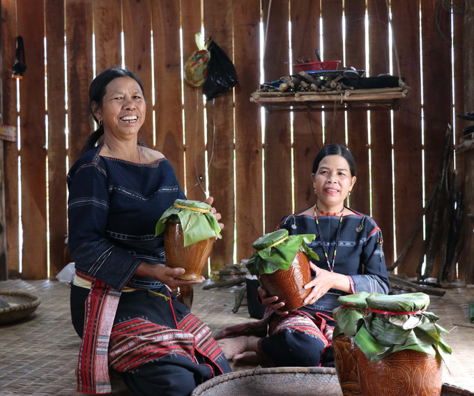 Rượu ghè, thức uống không thể thiếu trong các mùa lễ hội của người dân tộc thiểu số Tây Nguyên. Ảnh: Hồng Điệp – TTXVN Say nồng rượu cần men lá Tây Nguyên ảnh 8