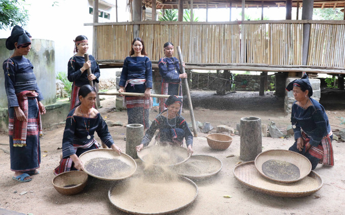 Phụ nữ trong làng tập trung giã, sàng sẩy để lựa chọn hạt Cào đạt chuẩn nấu rượu cần. Ảnh: Hồng Điệp - TTXVN Say nồng rượu cần men lá Tây Nguyên ảnh 6