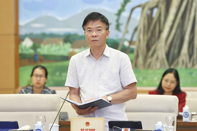 Bộ trưởng Bộ Tư pháp Lê Thành Long trình bày báo cáo. Ảnh: Doãn Tấn - TTXVN Phiên họp thứ 15 Ủy ban Thường vụ Quốc hội: Đề cao trách nhiệm người đứng đầu trong xây dựng pháp luật, hoàn thiện thể chế ảnh 2
