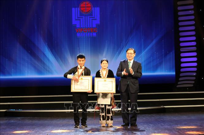 Ông Phan Xuân Dũng, Ủy viên Trung ương Đảng, Chủ nhiệm Ủy ban Khoa học, Công nghệ và Môi trường của Quốc hội trao giải Đặc biệt cho đề tài "Di sản văn hóa người Dao Lào Cai" của nhóm tác giả Tẩn A Sì, Tẩn Sì Mẩy, học sinh trường Phổ thông Dân tộc bán trú Tiểu học và Trung học cơ sở A Mú Sung, huyện Bát Xát, tỉnh Lào Cai. Ảnh: Anh Tuấn – TTXVN 106 mô hình được trao giải sáng tạo thanh thiếu niên, nhi đồng toàn quốc lần thứ 16, năm 2020 ảnh 3