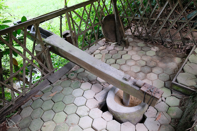 Cùng với các kiến trúc nhà sàn, văn hóa của người Tày được các gia đình gìn giữ. Từ những vật dụng gia đình như cối xay thóc, cối giã gạo bằng nước, bồ đan… đến trang phục dân tộc, phụ kiện, ẩm thực đều tuân thủ theo đúng nét văn hóa cổ truyền của dân tộc. Nguồn: www.moitruongdulich.vn Phát triển du lịch nông thôn (Bài 1) ảnh 3