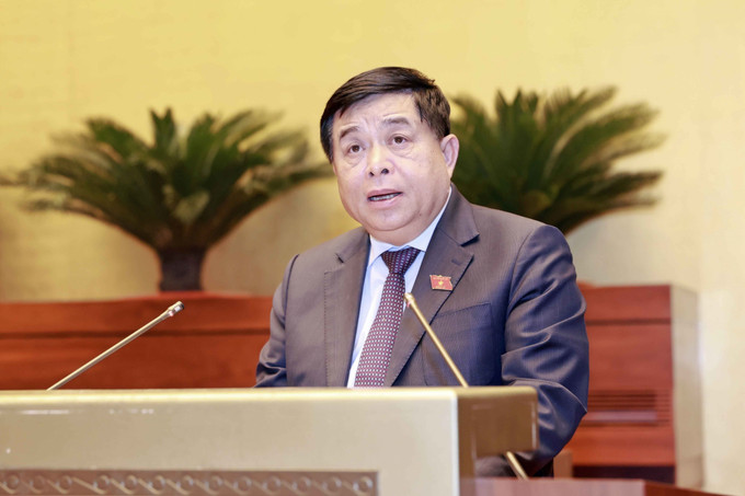 Bộ trưởng Bộ Kế hoạch và Đầu tư Nguyễn Chí Dũng trình bày Tờ trình về việc quyết định chủ trương đầu tư Dự án đường giao thông... Ảnh: Doãn Tấn - TTXVN Kỳ họp thứ 5, Quốc hội khóa XV: Tạo động lực phát triển kinh tế - xã hội khu vực miền núi tỉnh Khánh Hòa ảnh 1