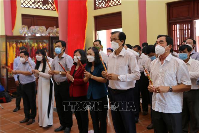 Đại diện lãnh đạo tỉnh Đồng Tháp và huyện Tháp Mười thực hiện nghi thức dâng hương tại Miếu bà Chúa xứ. Ảnh: Nhựt An - TTXVN Gìn giữ nét đặc trưng văn hóa Lễ hội Vía bà Chúa xứ ảnh 4