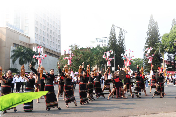 Nhân dân các dân tộc anh em tỉnh Đắk Lắk tưng bừng trong Lễ hội cà phê Buôn Ma Thuột lần thứ 7. Ảnh: Tuấn Anh Xây dựng đô thị trung tâm vùng Tây Nguyên ảnh 3