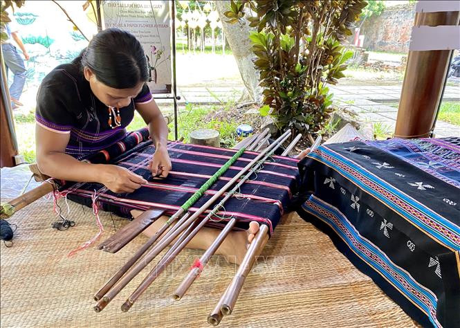 Dệt thổ cẩm của đồng bào dân tộc thiểu số huyện Nam Đông. Ảnh: Mai Trang-TTXVN Thay đổi nhận thức bảo vệ thiên nhiên từ những sản phẩm bền vững ảnh 3