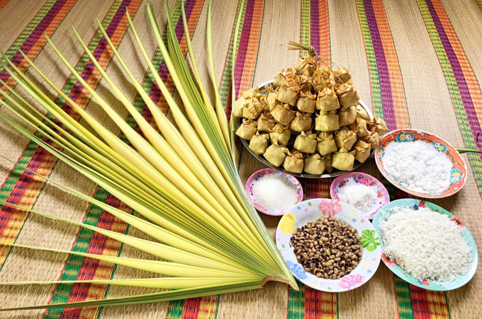 Nguyên liệu làm bánh Kà Tum rất quen thuộc, có gạo nếp, đậu trắng, dừa, đường, muối… và phần lá cây thốt nốt để làm vỏ bánh. Ảnh: Công Mạo Về Bảy Núi ăn bánh Kà Tum ảnh 1