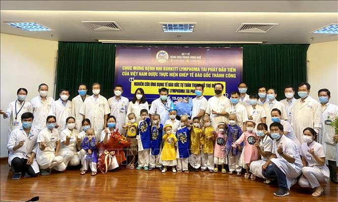 Bệnh nhi mắc Burkitt Lymphoma cùng các bệnh nhi khác được ghép tế bào gốc thành công xuất viện. Ảnh: Mai Trang-TTXVN Thừa Thiên – Huế: Bệnh nhi đầu tiên tại Việt Nam tái phát Burkitt Lymphoma được ghép tế bào gốc ảnh 4