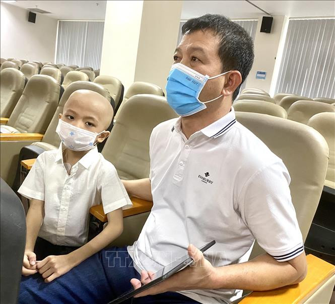 Sức khoẻ bệnh nhi mắc Burkitt Lymphoma được ghép tế bào gốc thành công đã ổn định. Ảnh: Mai Trang-TTXVN Thừa Thiên – Huế: Bệnh nhi đầu tiên tại Việt Nam tái phát Burkitt Lymphoma được ghép tế bào gốc ảnh 2