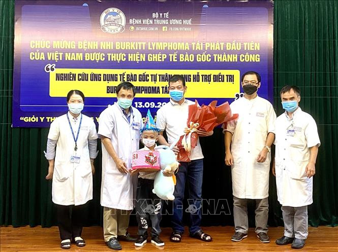 Bệnh nhi mắc Burkitt Lymphoma được ghép tế bào gốc thành công và xuất viện. Ảnh: Mai Trang-TTXVN Thừa Thiên – Huế: Bệnh nhi đầu tiên tại Việt Nam tái phát Burkitt Lymphoma được ghép tế bào gốc ảnh 1