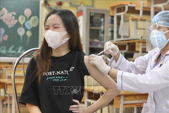 Nhân viên y tế tiêm vaccine phòng COVID-19 cho người dân phường Hạ Đình (quận Thanh Xuân). Ảnh: Minh Quyết - TTXVN Dịch COVID-19: Ngày 13/9 ghi nhận 11.172 ca nhiễm, hơn 29.000.000 liều vaccine đã được tiêm ảnh 1