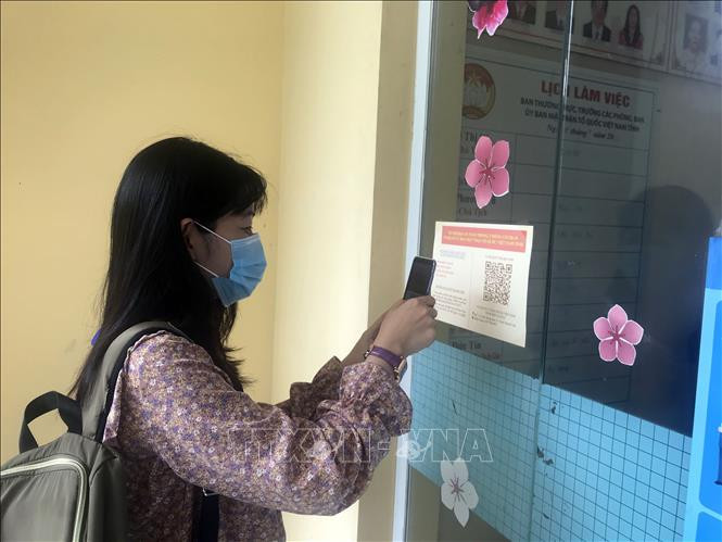 Quét mã QR trước khi liên hệ làm việc tại Ủy ban Mặt trận Tổ quốc Việt Nam tỉnh Kiên Giang. Ảnh: Lê Sen – TTXVN Yêu cầu xây dựng một ứng dụng chính thức, duy nhất phục vụ phòng, chống dịch COVID-19 trong tình hình mới ảnh 2