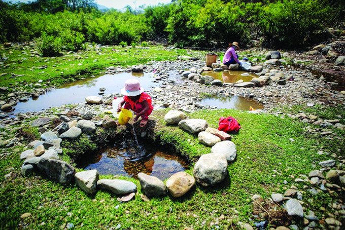 Người dân thôn Tà Nôi, huyện Ninh Sơn (Ninh Thuận) phải sử dụng những vũng nước đục còn sót lại dưới suối để giặt giũ và sinh hoạt. Ảnh: Danh Lam Khát cháy đồng nơi “Chảo lửa” Ninh Thuận ảnh 2