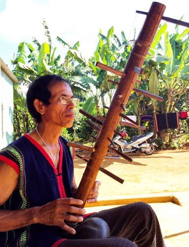Nghệ nhân Rơ Châm Nguych bên cây đàn đã cất giữ hơn 20 năm Nghệ nhân Rơ Châm Nguych bên cây đàn đã cất giữ hơn 20 năm