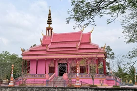 Ngôi chùa Nam tông Khmer màu hồng độc đáo