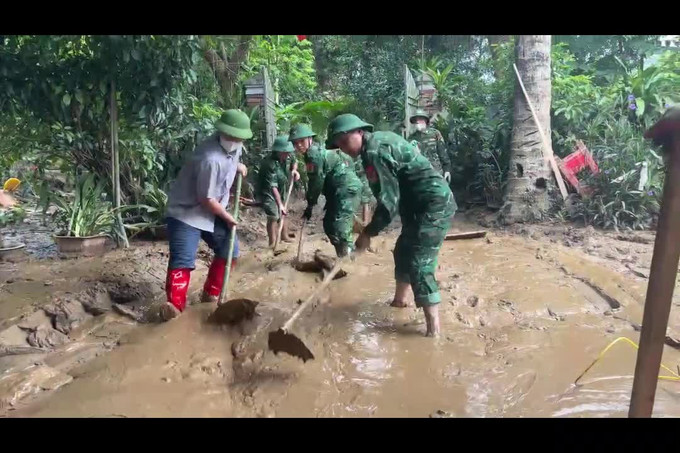 Bộ đội Biên phòng giúp dân khắc phục hậu quả mưa lũ. myly.jpg