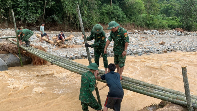 Trong 21 bản bị cô lập, bản Huồi Tố 2 nằm cách trung tâm xã 20 km. Cả bản có 46 hộ dân với 207 nhân khẩu, chủ yếu là đồng bào Thái chịu thiệt hại nặng nề nhất. nhonc.jpg