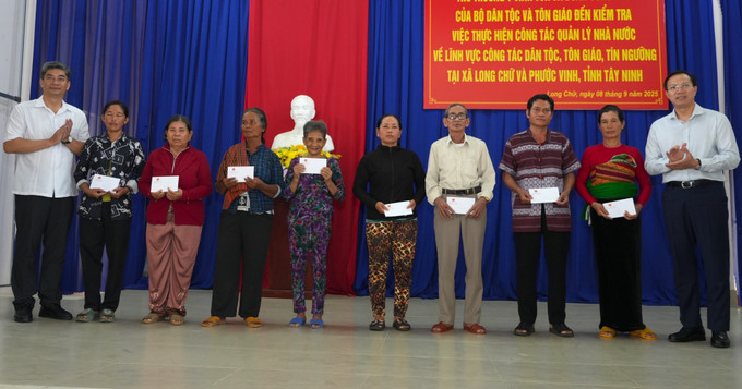 Đoàn công tác của Bộ Dân tộc và Tôn giáo tặng quà cho các hộ nghèo dân tộc thiểu số xã Long Chữ và Phước Vinh, tỉnh Tây Ninh. Ảnh: Minh Phú/TTXVN tongiao.jpg
