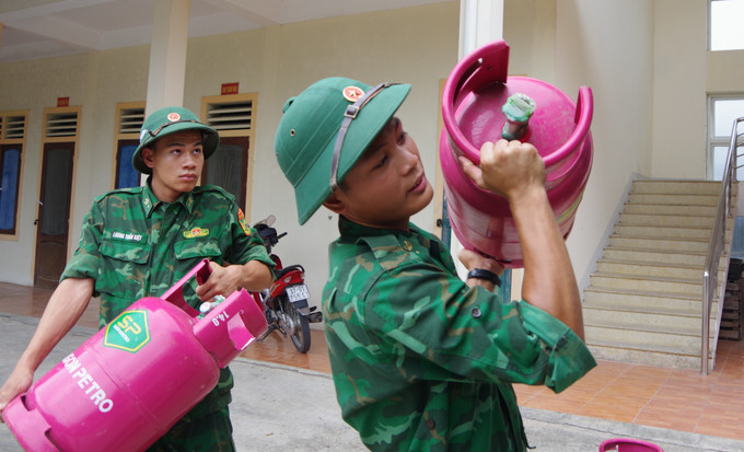 Nhiều đồ dùng thiết yếu như lương thực, thực phẩm, chốt đốt... cũng được đưa về vùng lũ. anh3.jpg