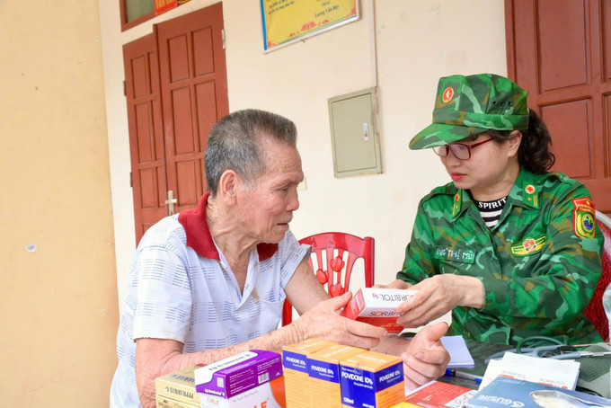 Quân y Bộ đội Biên phòng Nghệ An cấp phát thuốc miễn phí cho nhân dân vùng lũ. qy6.jpg