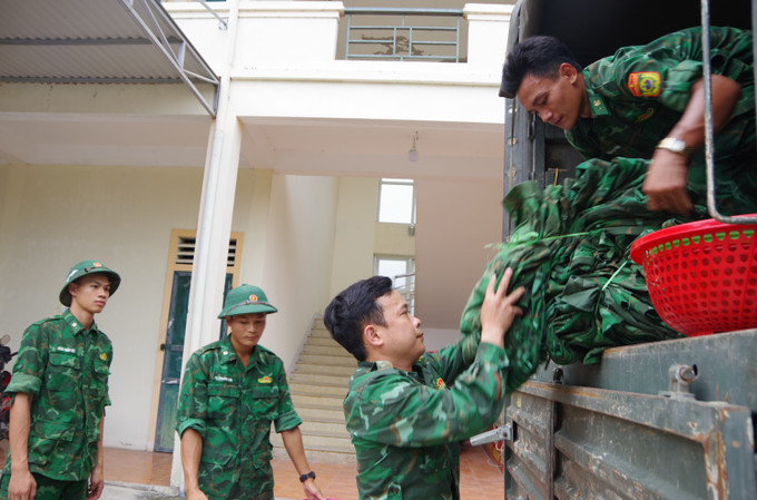 Đồ dùng của cán bộ, chiến sĩ đều được đưa lên xe, hành quân về vùng lũ. anh5.jpg