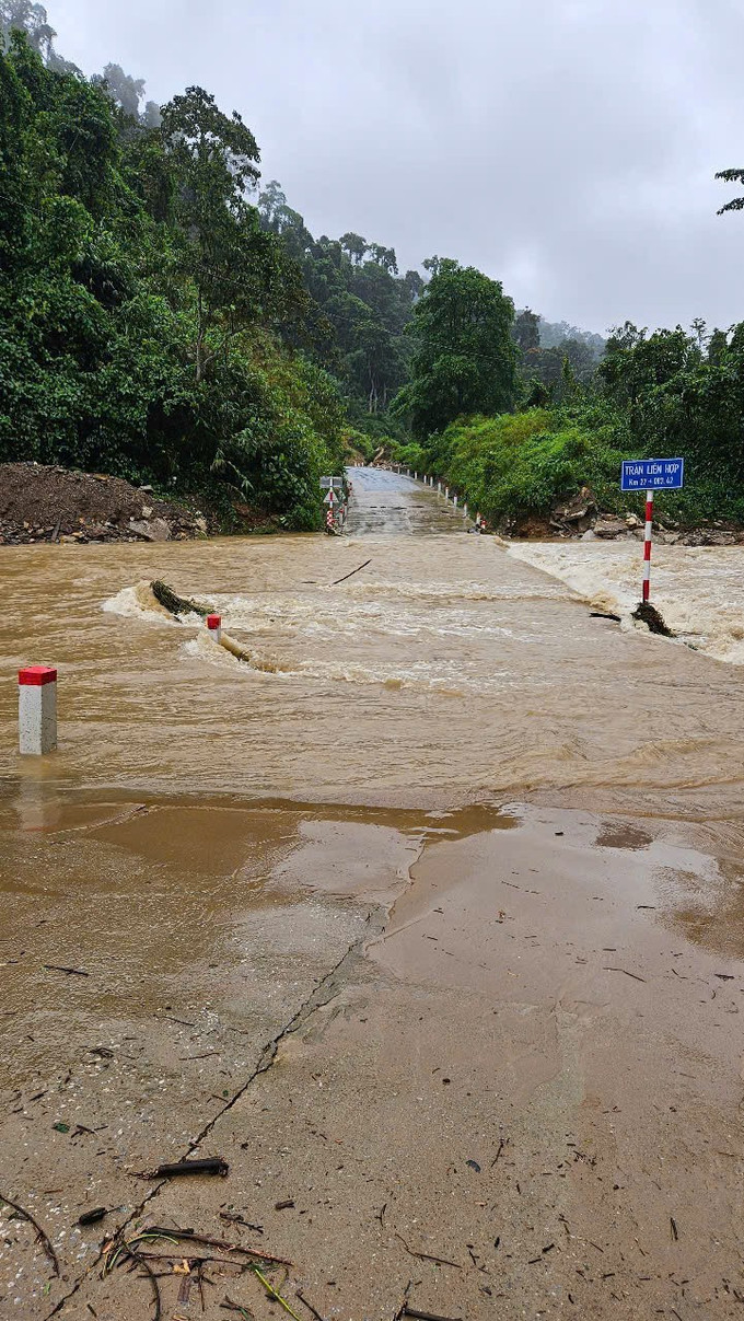 Do hoàn lưu của bão số 5 nên nhiều nơi ở vùng cao, biên giới Nghệ An lũ lớn dâng cao gây ngập úng, sạt lở nghiêm trọng. mua3.jpg
