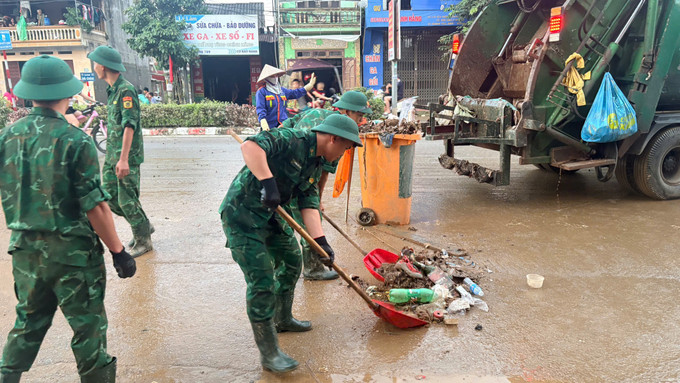 Bộ đội Biên phòng tham gia thu dọn vệ sinh môi trường sau mưa lũ. ls2.jpg