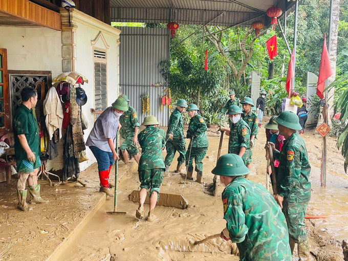 Đồn Biên phòng Tam Hợp tiếp tục cử hơn 20 cán bộ, chiến sĩ tham gia cùng địa phương giúp dân khắc phục hậu quả mưa lũ. ml6.jpg