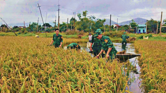Đây là minh chứng cho tình cảm quân, dân: "Đâu dân cần, Biên phòng có mặt". Hình ảnh người chiến sĩ biên phòng luôn tỏa sáng trong thời bình một lần nữa trở nên sống động. gatlua3.jpg