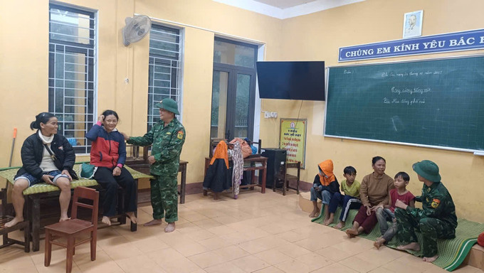 Đồn Biên phòng của khẩu Hồng Vân di dời các hộ dân đến nơi an toàn phòng tránh mưa lũ. gen-n-ddidoihodan.jpg