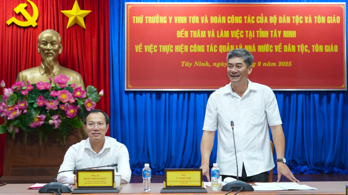 Ủy viên Dự khuyết Trung ương Đảng, Thứ trưởng Bộ Dân tộc và Tôn giáo Y Vinh Tơr phát biểu tại buổi làm việc với UBND tỉnh Tây Ninh. Ảnh: Minh Phú/TTXVN yvinh.jpg