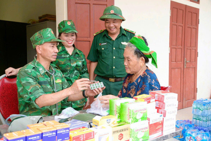 Lực lượng Quân y Bộ đội Biên phòng tổ chức thăm khám, chữa bệnh, phát thuốc miễn phí cho người dân sau mưa lũ. qy4.jpg
