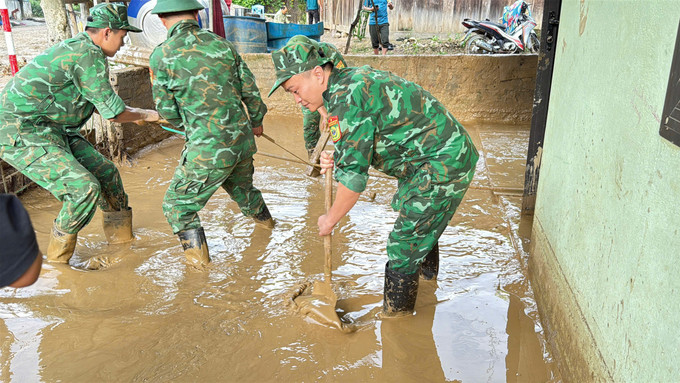 Cán bộ, chiến sĩ Biên phòng thu dọn nhà cửa, bùn đất giúp đỡ người dân bản Tha Đo. td6.jpg