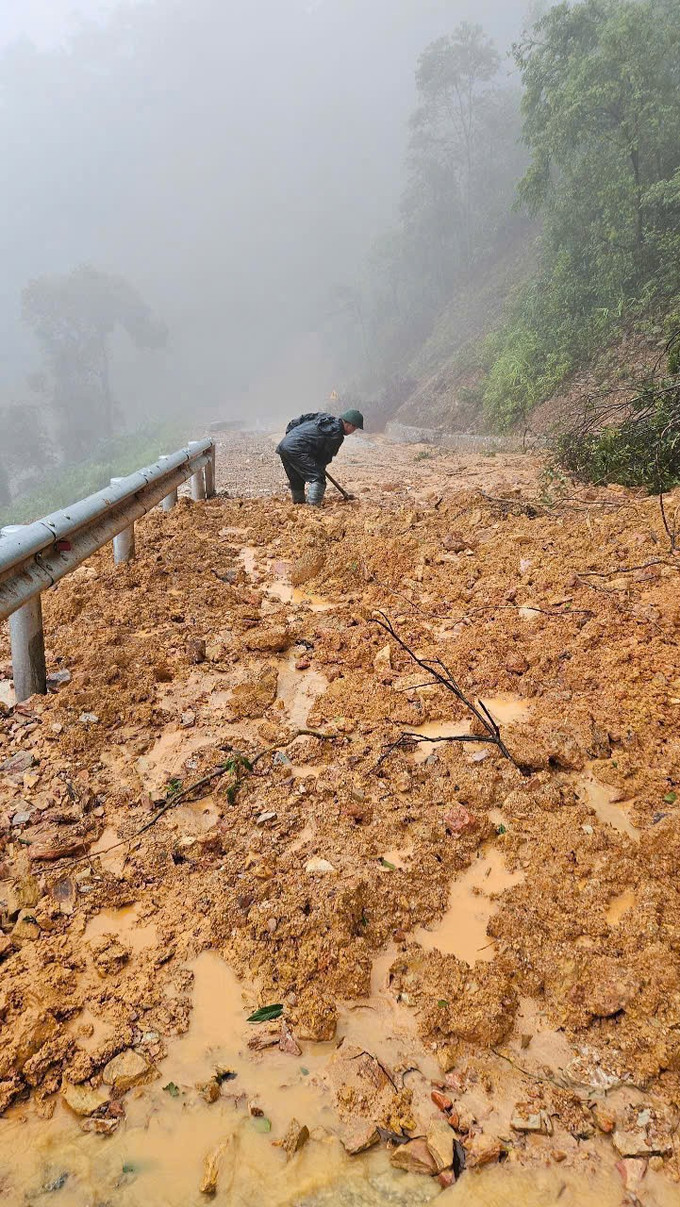 Chiến sĩ biên phòng san gạt đường sạt lở để thông tuyến. mua4.jpg