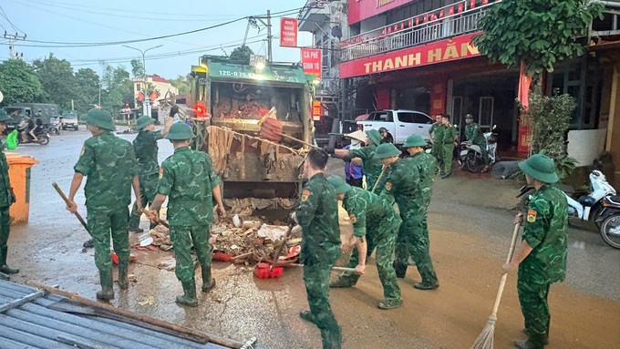 Sau khi nước rút, đơn vị thiếp tục cử cán bộ, chiến sĩ về các xã Quốc Việt, Thất Khê để hỗ trợ người dân khắc phục hậu quả sau lũ. ls1.jpg