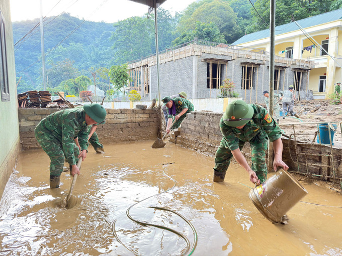 Theo Thiếu tá Nguyễn Đình Trung – Chính trị viên phó Đồn Biên phòng Na Ngoi, việc tiếp cận bản sau mưa lũ rất khó khăn, nhưng với quyết tâm không để bà con đơn độc sau thiên tai, cán bộ, chiến sĩ đồn biên phòng và người dân xã Na Ngoi đã nỗ lực hành quân, cùng nhau khắc phục hậu quả, giúp dân ổn định cuộc sống. td8.jpg