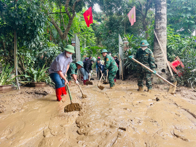 Ngày 27/7, Thường trực Đảng ủy xã Tam Thái tổng động viên cán bộ, nhân viên cơ quan và kêu gọi người dân toàn xã ra quân vệ sinh môi trường, dọn dẹp nhà cửa bị lũ quét gây ra; đặc biệt quan tâm giúp các hộ neo đơn, khó khăn... sớm ổn định cuộc sống. ml4.jpg