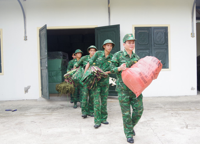Các chiến sỹ sẵn sàng lên đường cứu giúp người dân trong hoạn nạn. anh1.jpg