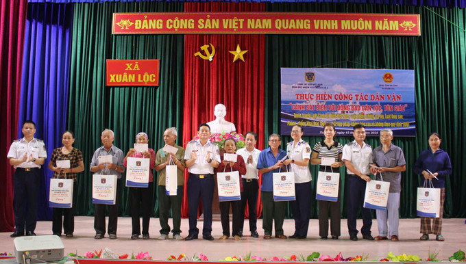 Đồng chí Thượng tá Phan Thanh Hải - Chính trị viên Đoàn Đặc nhiệm phòng chống tội phạm ma túy số 2 tặng quà cho các hộ dân. tangqua.jpg