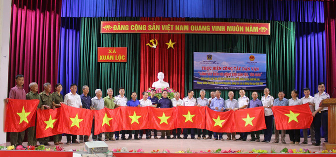 Đoàn Đặc nhiệm phòng chống tội phạm ma túy số 2, Cảnh sát biển Việt Nam tặng cờ Tổ quốc cho các hộ dân. tangco.jpg