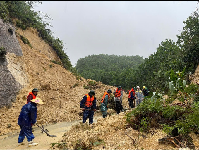 Cán bộ, chiến sĩ Đồn Biên phòng cửa khẩu A Đớt, Ban Chỉ huy Biên phòng TP Huế tham gia khắc phục hậu quả mưa lũ. gen-n-bp1.jpg