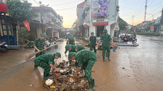 Nhằm giúp đỡ người dân địa phương khắc phục hậu quả mưa lũ, Đồn Biên phòng Pò Mã, Bộ đội Biên phòng tỉnh Lạng Sơn đã cử 30 lượt cán bộ, chiến sĩ hỗ trợ người dân di rời tài sản đến nơi an toàn. ls3.jpg