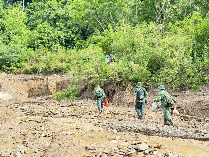 Hơn 50 người gồm cán bộ, chiến sĩ Đồn Biên phòng Na Ngoi và người dân xã Na Ngoi đã tham gia đợt công tác này. td1.jpg