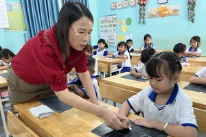 Ưu tiên các chương trình dạy tiếng Lào, Campuchia tại các xã biên giới