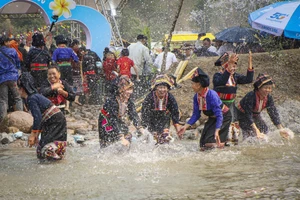 Tưng bừng Lễ hội Tết Té nước của người Lào ở Núa Ngam