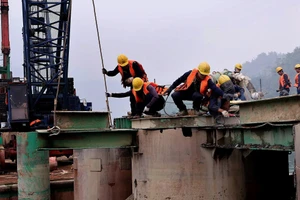 Xuân về trên đại công trường cao tốc Hòa Bình - Mộc Châu