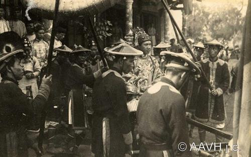Nguyễn Hữu Thị Lan (trái), người sau này trở thành Nam Phương Hoàng Hậu được tiếp đón trên đèo Hải Vân trên đường ra kinh thành Huế làm lễ cưới với vua Bảo Đại, 1933. Quan chức Pháp xất hiện trong buổi tiếp đón Hoàng hậu tương lai của nhà Nguyễn ở Huế. Nam Phương Hoàng Hậu nhận đồ lễ từ các cung nữ trong Hoàng thành. Nam Phương Hoàng Hậu di chuyển trong Hoàng thành bằng xe kéo trong ngày thành hôn, tháng 3/1934. Bức chân dung của Nam Phương Hoàng Hậu Nam Phương Hoàng Hậu ở kinh thành Huế Chân dung nổi tiếng chụp trong ngày cưới của Nam Phương Hoàng Hậu. Vua Bảo Đại được rước bằng kiệu trong hôn lễ ở Hoàng thành. Ảnh: Aavh.org. Vua Bảo Đại xuống kiệu để gặp mặt Nam Phương Hoàng Hậu. Ảnh: Aavh.org.